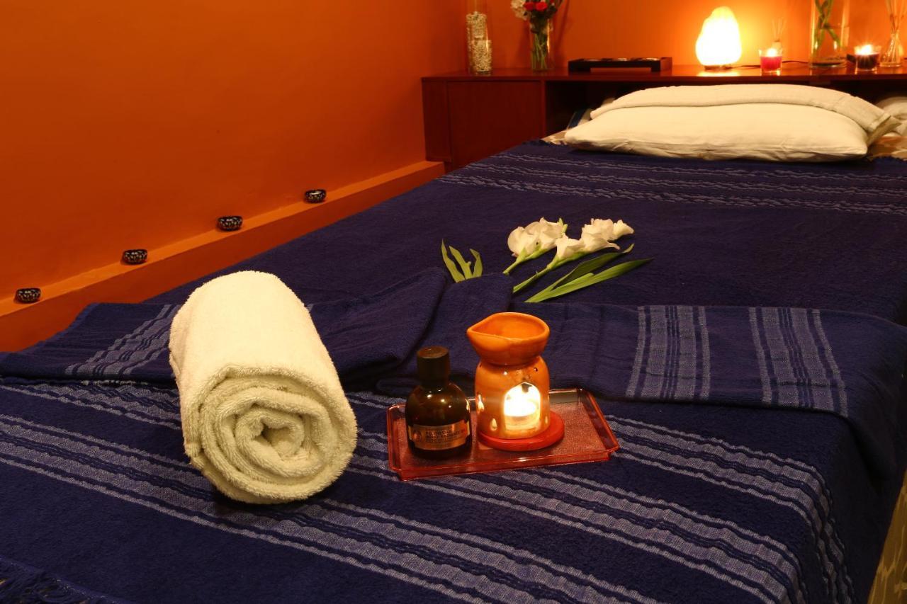 Avari Towers Karachi Luaran gambar A massage table