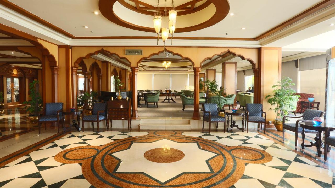 Avari Towers Karachi Luaran gambar The lobby of the hotel
