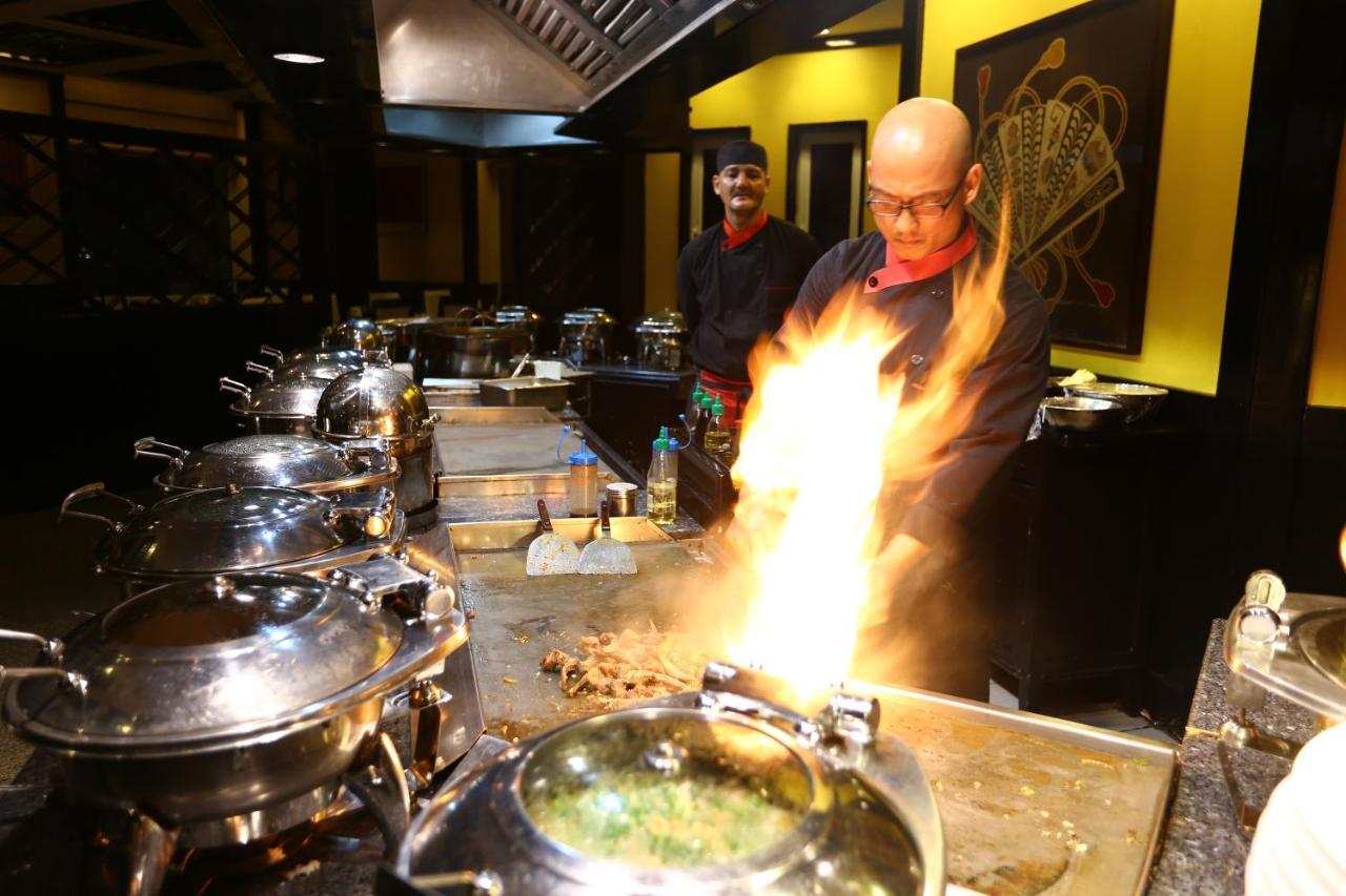 Avari Towers Karachi Luaran gambar A chef cooking with a blowtorch