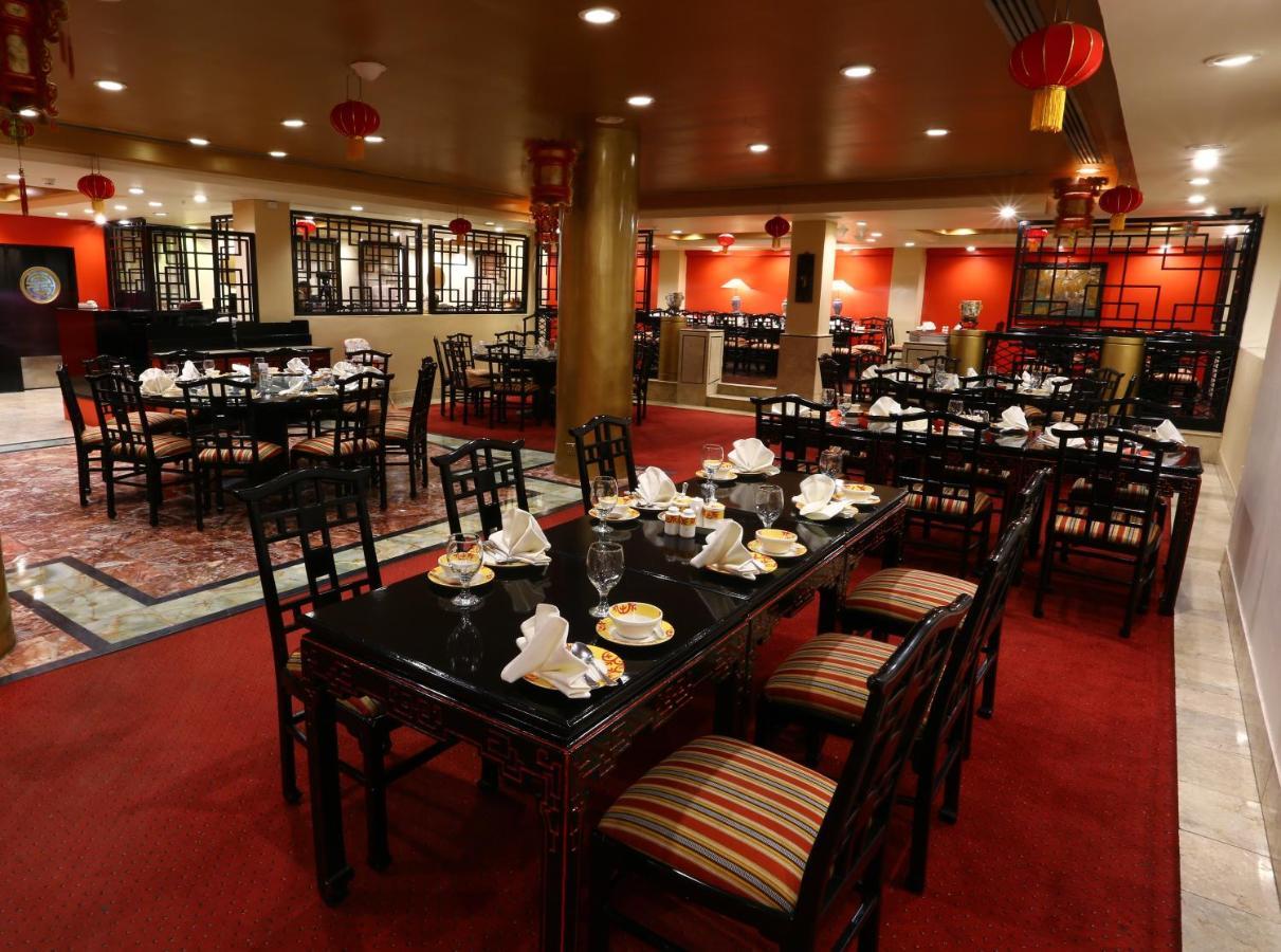 Avari Towers Karachi Luaran gambar The interior of the restaurant