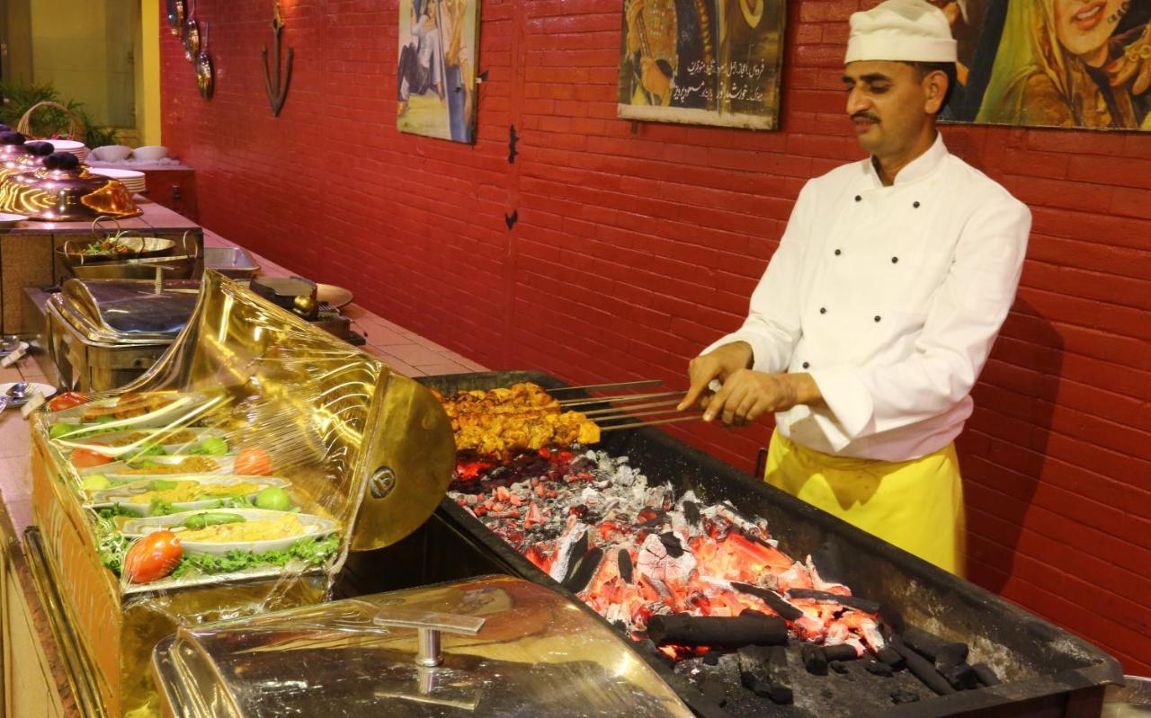 Avari Towers Karachi Luaran gambar A chef cooking food
