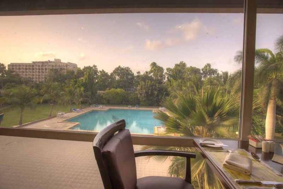 Avari Towers Karachi Kemudahan gambar The pool at the Taj Bengal