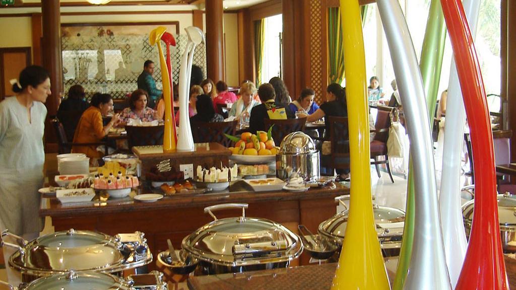 Avari Towers Karachi Luaran gambar A buffet at a hotel