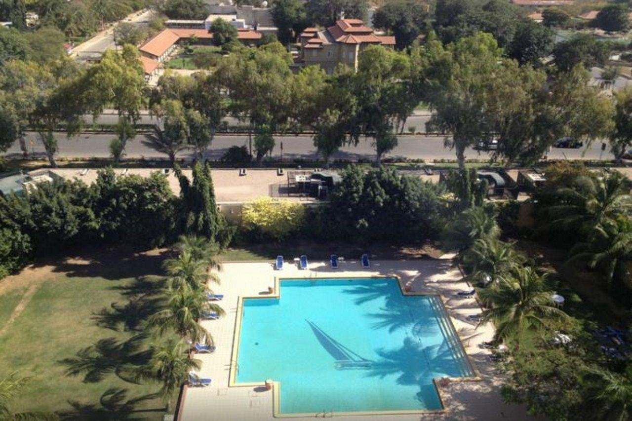 Avari Towers Karachi Luaran gambar The swimming pool at the hotel