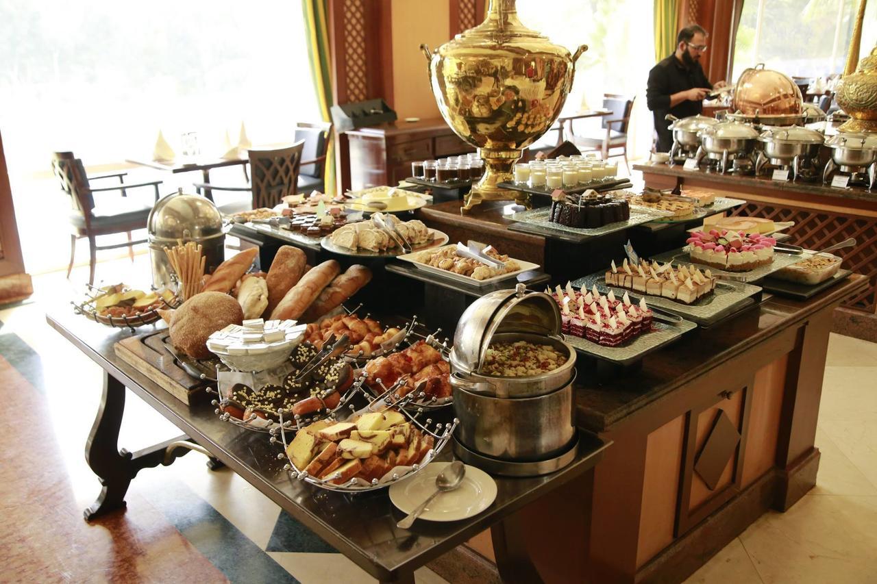 Avari Towers Karachi Luaran gambar A buffet at a hotel