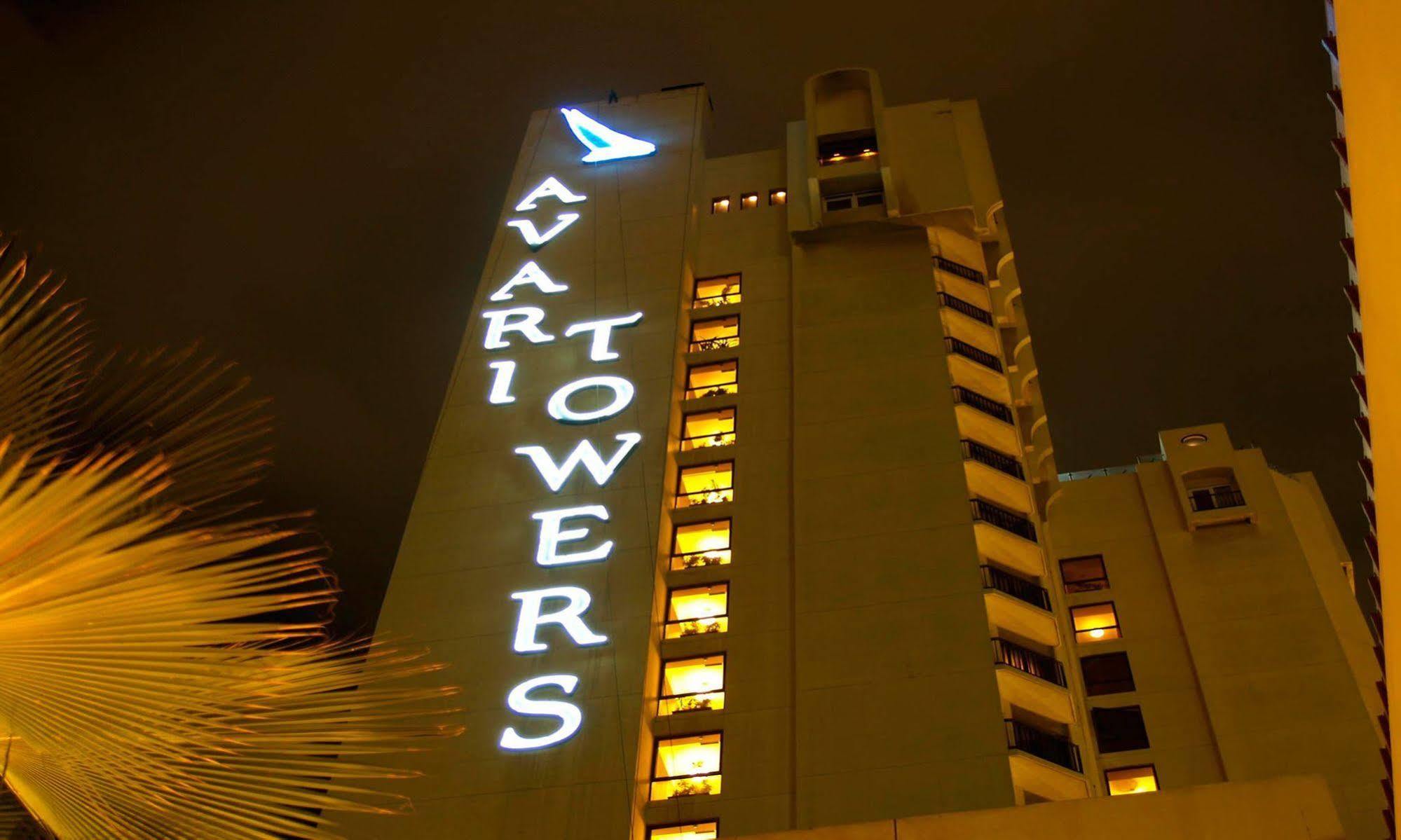 Avari Towers Karachi Luaran gambar The hotel at night