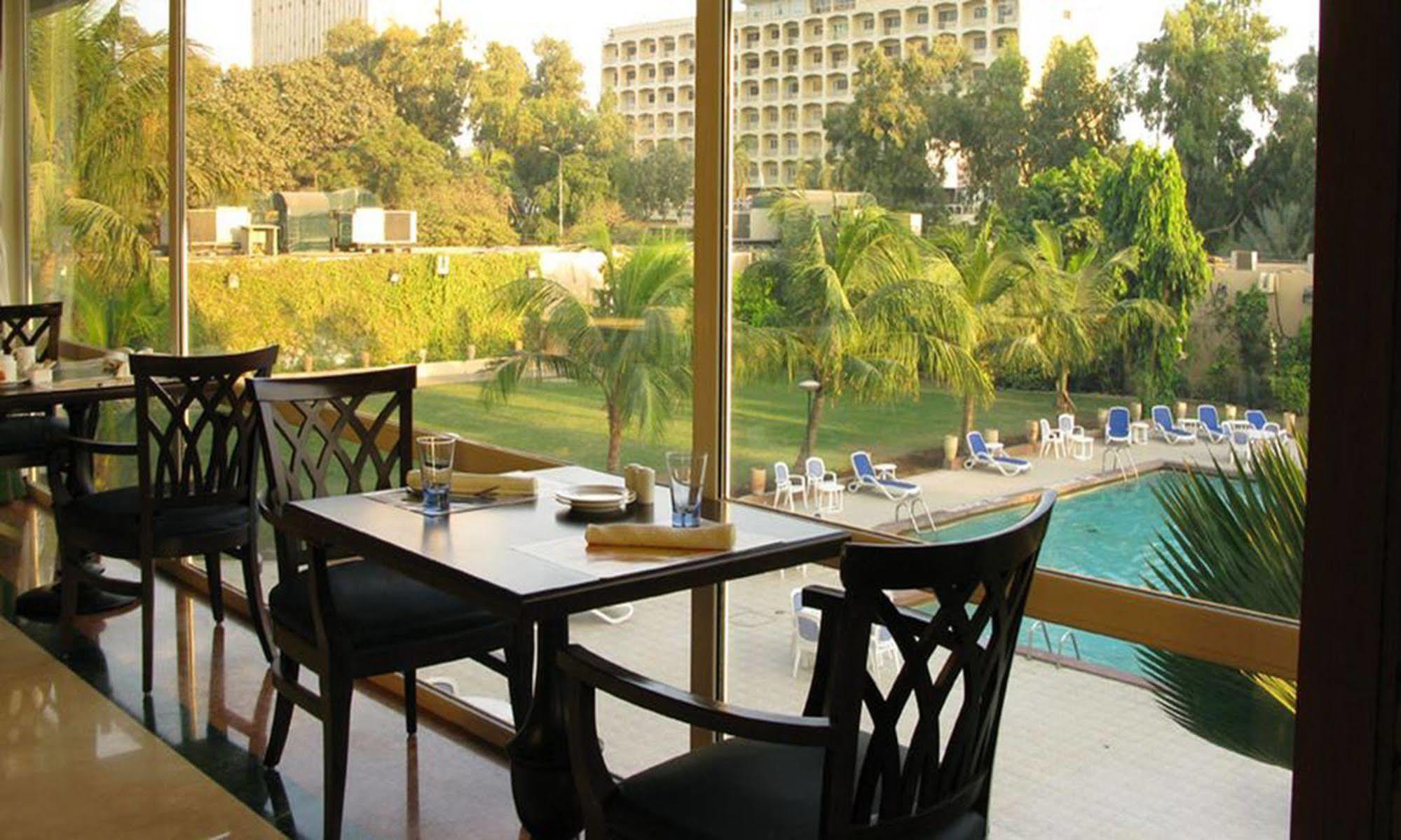 Avari Towers Karachi Luaran gambar The pool at the Grand Hotel