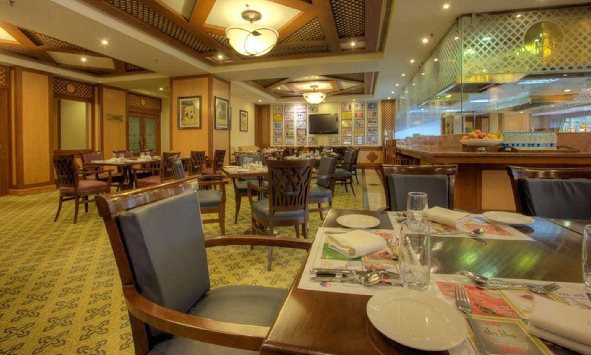 Avari Towers Karachi Luaran gambar The interior of the restaurant