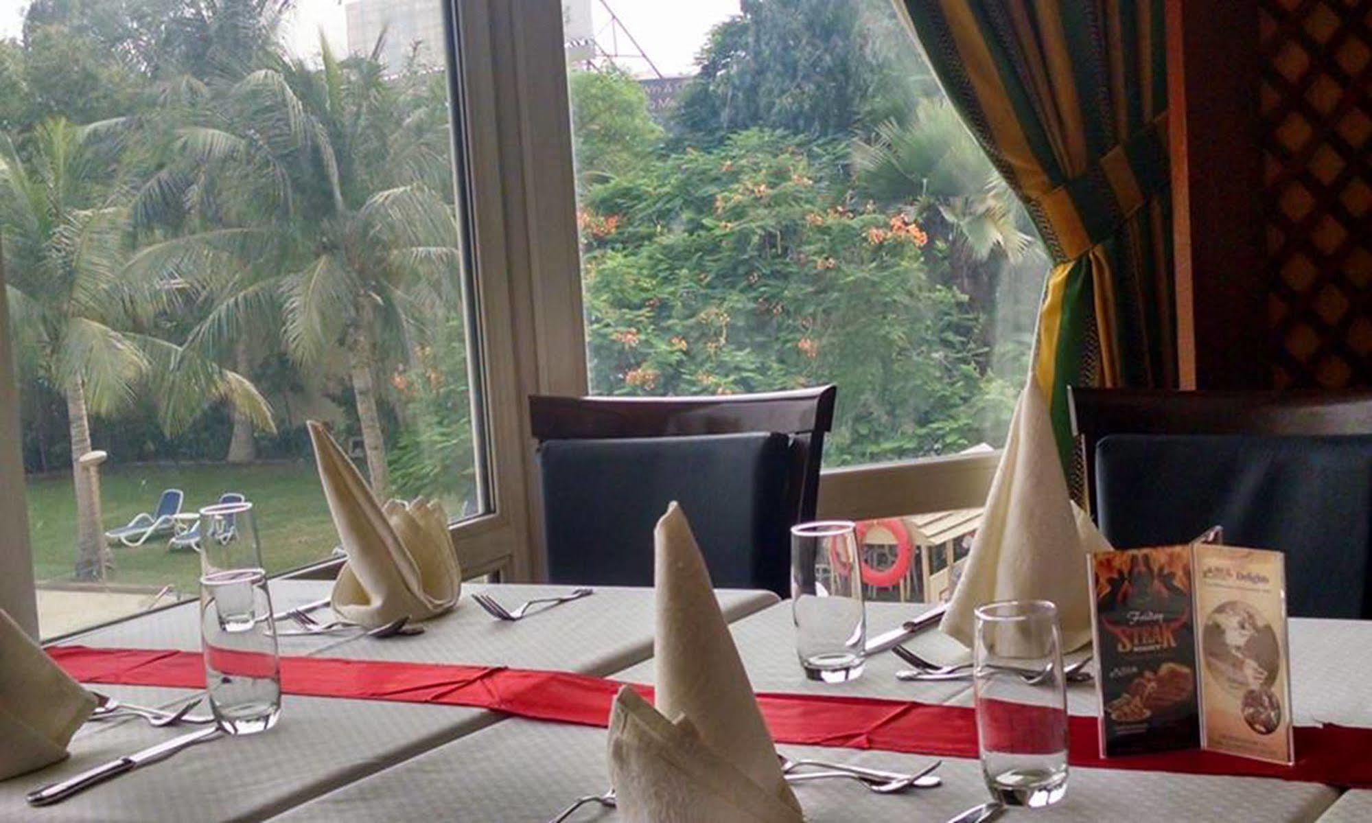 Avari Towers Karachi Luaran gambar The interior of the restaurant