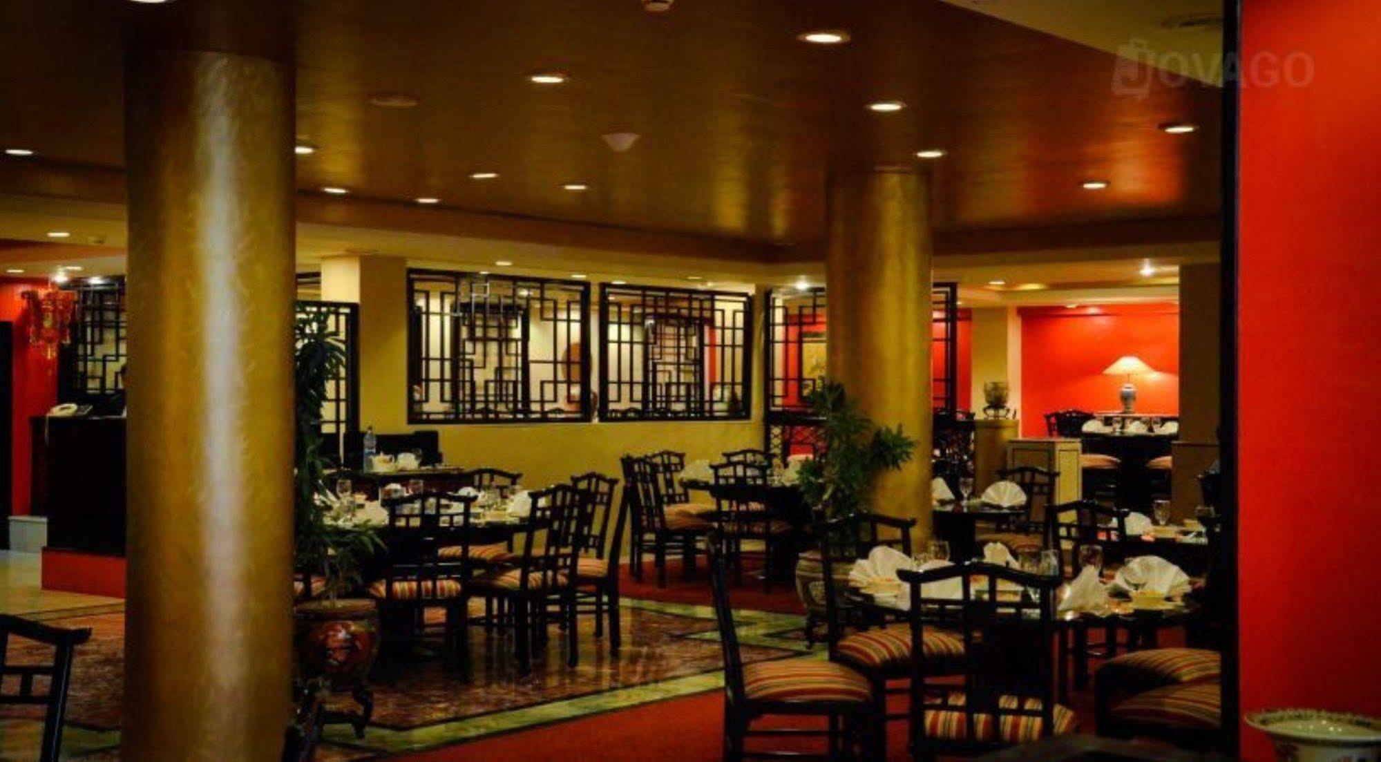 Avari Towers Karachi Luaran gambar The interior of the restaurant