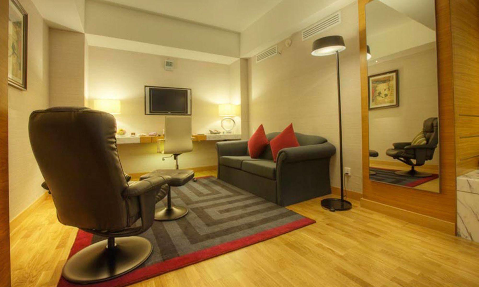 Avari Towers Karachi Luaran gambar A suite at the hotel