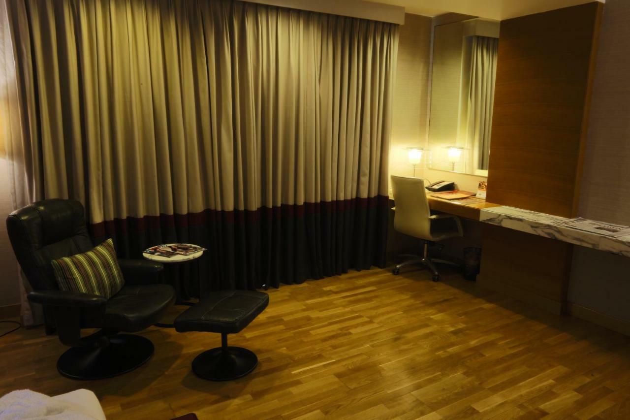 Avari Towers Karachi Luaran gambar A room at the hotel