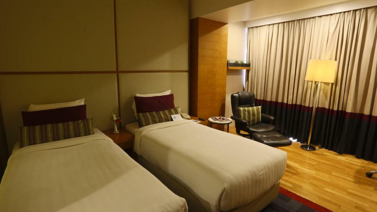 Avari Towers Karachi Luaran gambar A room at the hotel
