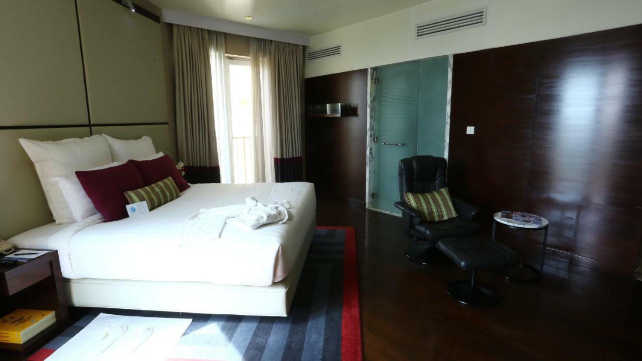 Avari Towers Karachi Luaran gambar A room at the Park