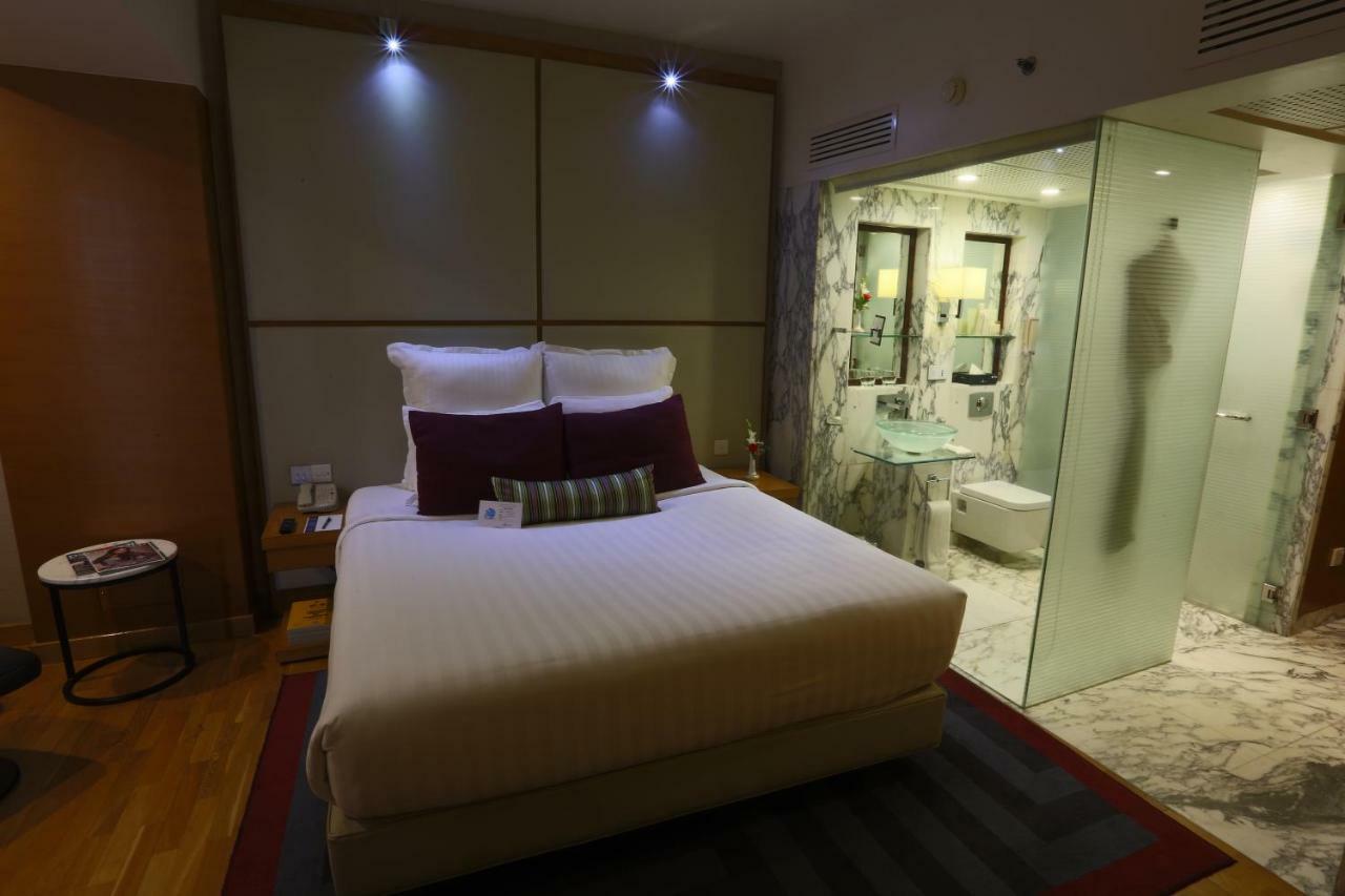 Avari Towers Karachi Luaran gambar A room at the hotel