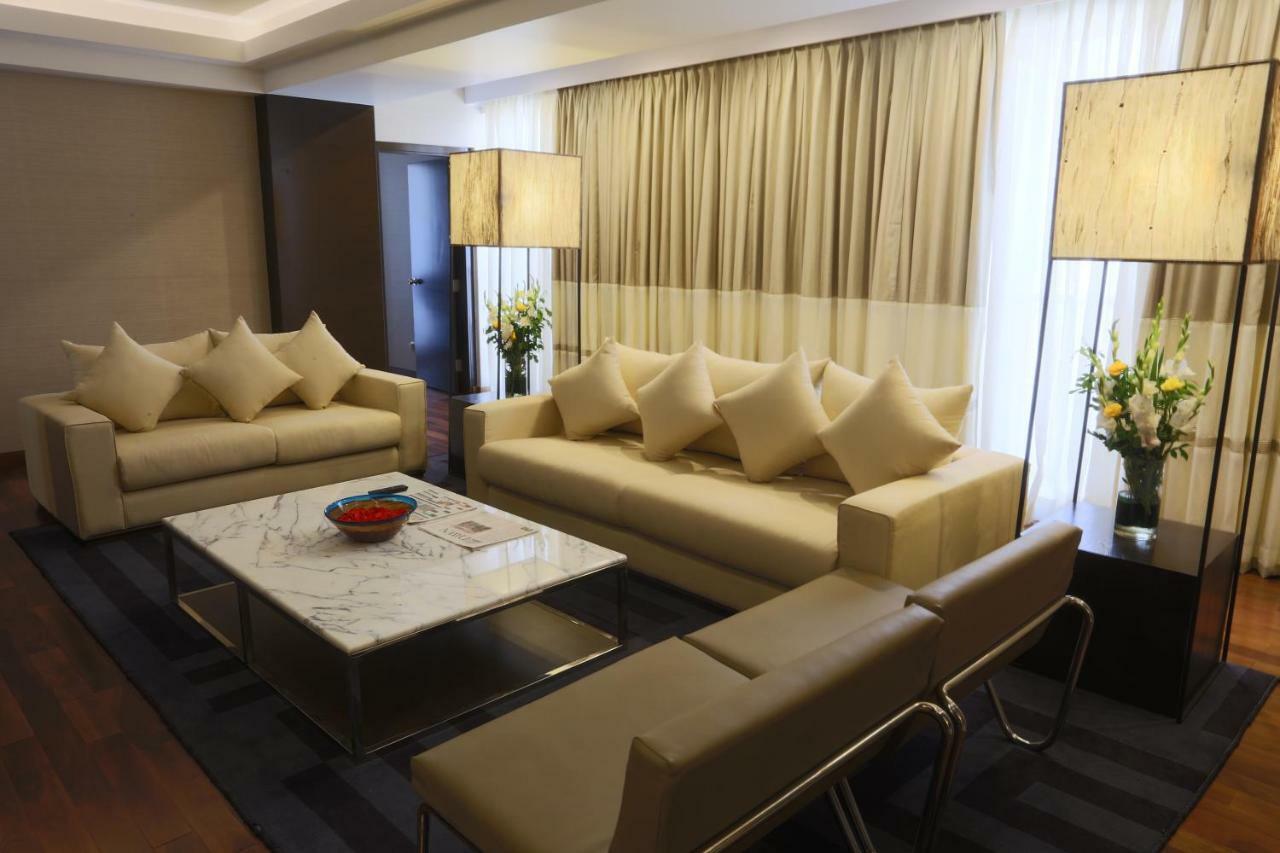 Avari Towers Karachi Luaran gambar A living room in a suite at the Mandarin Oriental, Kuala Lumpur