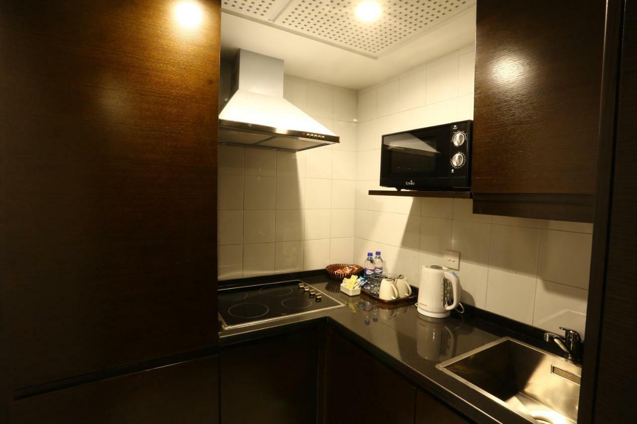 Avari Towers Karachi Luaran gambar A kitchenette in a hotel room